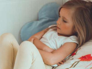 girl-abdomonial-pain