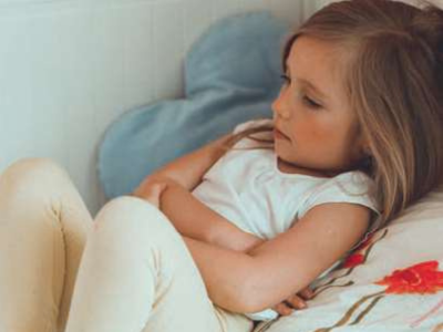 girl-abdomonial-pain